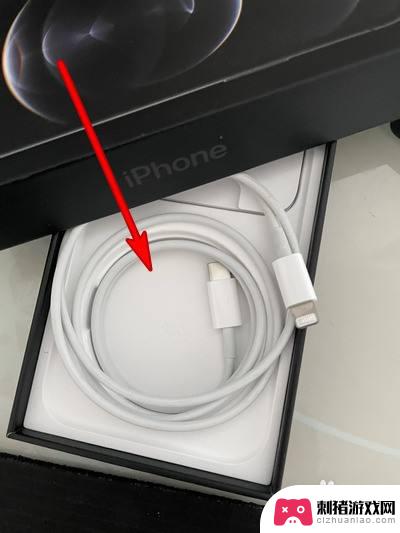 买苹果手机送的线怎么用 iPhone12附赠的数据线如何使用