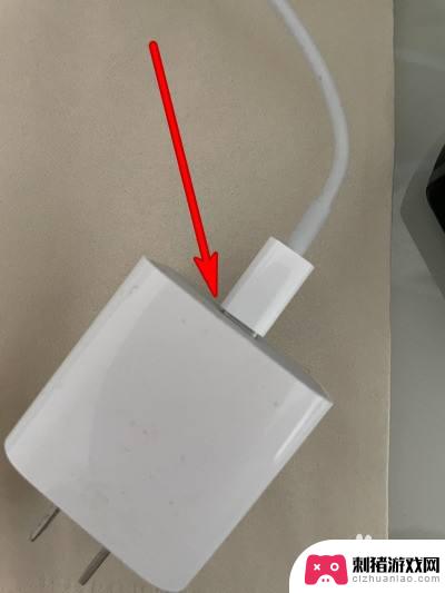 买苹果手机送的线怎么用 iPhone12附赠的数据线如何使用